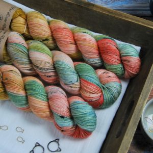 une-louve-dans-les-bois-1-laine-artisanal-teinte-main-merino-dk115-honeymoon