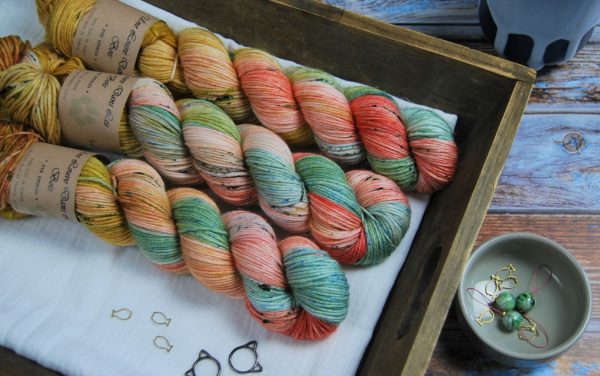 une-louve-dans-les-bois-1-laine-artisanal-teinte-main-merino-dk115-honeymoon