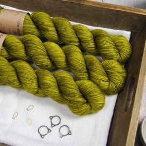 une-louve-dans-les-bois-1-laine-artisanal-teinte-main-merino-dk115-sous-les-tilleuls