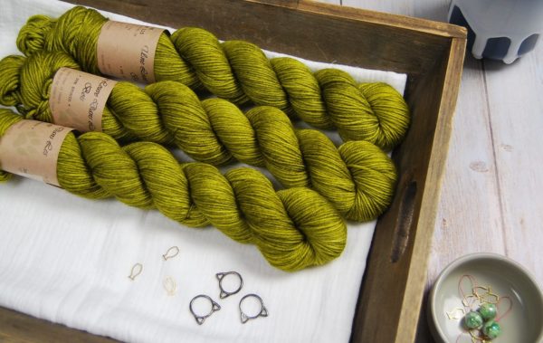 une-louve-dans-les-bois-1-laine-artisanal-teinte-main-merino-dk115-sous-les-tilleuls