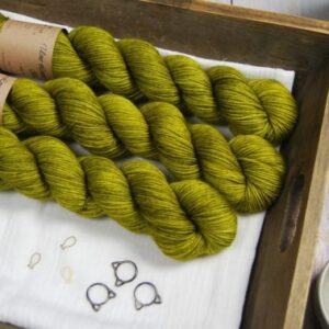 une-louve-dans-les-bois-1-laine-artisanal-teinte-main-merino-dk115-sous-les-tilleuls une-louve-dans-les-bois-1-laine-artisanal-teinte-main-merino-dk115-sous-les-tilleuls