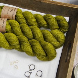 une-louve-dans-les-bois-1-laine-artisanal-teinte-main-merino-fine-sock-sous-les-tilleuls