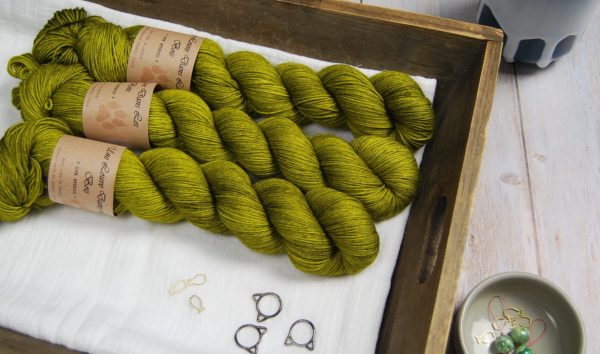 une-louve-dans-les-bois-1-laine-artisanal-teinte-main-merino-fine-sock-sous-les-tilleuls