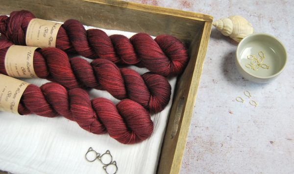 une-louve-dans-les-bois-1-laine-artisanal-teinte-main-merinos-DK-115-erables-en-automne