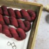 une-louve-dans-les-bois-1-laine-artisanal-teinte-main-merinos-DK-115-erables-en-automne une-louve-dans-les-bois-1-laine-artisanal-teinte-main-merinos-DK-115-erables-en-automne