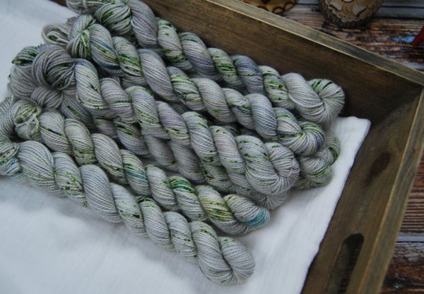 une-louve-dans-les-bois-1-laine-artisanal-teinte-main-mini-twist-sock-merino-angkor