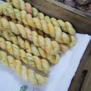 une-louve-dans-les-bois-1-laine-artisanal-teinte-main-mini-twist-sock-merino-cappadoce une-louve-dans-les-bois-1-laine-artisanal-teinte-main-mini-twist-sock-merino-cappadoce