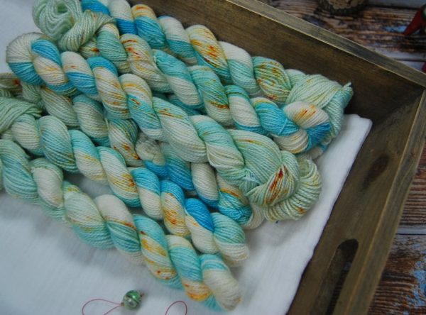 une-louve-dans-les-bois-1-laine-artisanal-teinte-main-mini-twist-sock-merino-hermitage-museum