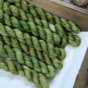 une-louve-dans-les-bois-1-laine-artisanal-teinte-main-mini-twist-sock-merino-into-the-wild