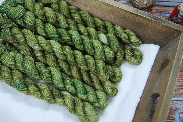 une-louve-dans-les-bois-1-laine-artisanal-teinte-main-mini-twist-sock-merino-into-the-wild