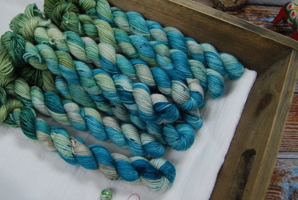 une-louve-dans-les-bois-1-laine-artisanal-teinte-main-mini-twist-sock-merino-lac-d-emeraude