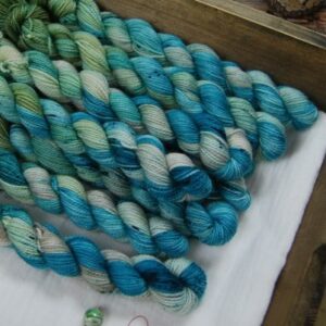 une-louve-dans-les-bois-1-laine-artisanal-teinte-main-mini-twist-sock-merino-lac-d-emeraude une-louve-dans-les-bois-1-laine-artisanal-teinte-main-mini-twist-sock-merino-lac-d-emeraude