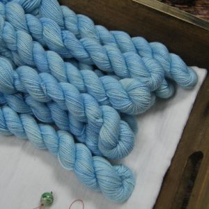 une-louve-dans-les-bois-1-laine-artisanal-teinte-main-mini-twist-sock-merino-lac-de-monteynard