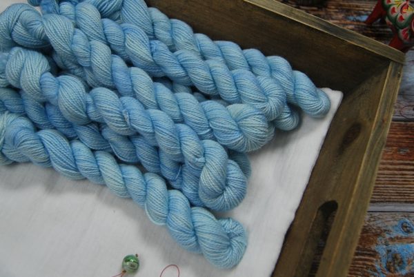 une-louve-dans-les-bois-1-laine-artisanal-teinte-main-mini-twist-sock-merino-lac-de-monteynard