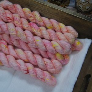 une-louve-dans-les-bois-1-laine-artisanal-teinte-main-mini-twist-sock-merino-lotus-sacré