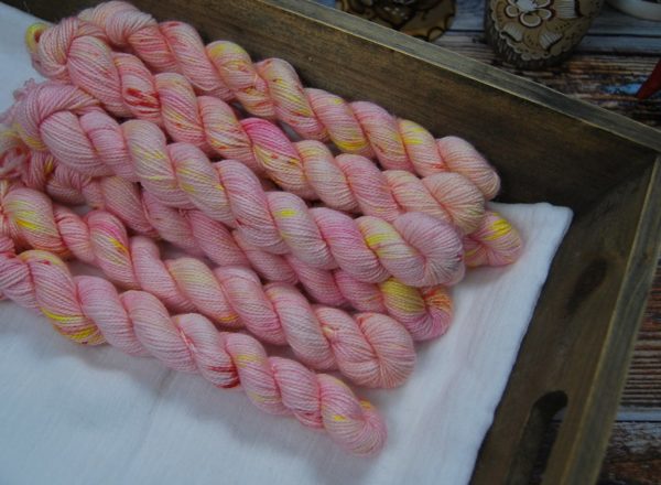 une-louve-dans-les-bois-1-laine-artisanal-teinte-main-mini-twist-sock-merino-lotus-sacré