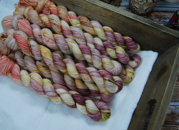 une-louve-dans-les-bois-1-laine-artisanal-teinte-main-mini-twist-sock-merino-manarola