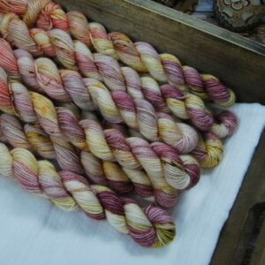 une-louve-dans-les-bois-1-laine-artisanal-teinte-main-mini-twist-sock-merino-manarola une-louve-dans-les-bois-1-laine-artisanal-teinte-main-mini-twist-sock-merino-manarola