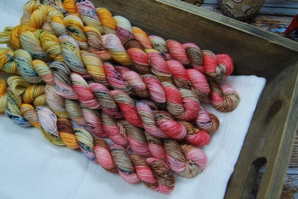 une-louve-dans-les-bois-1-laine-artisanal-teinte-main-mini-twist-sock-merino-oahu