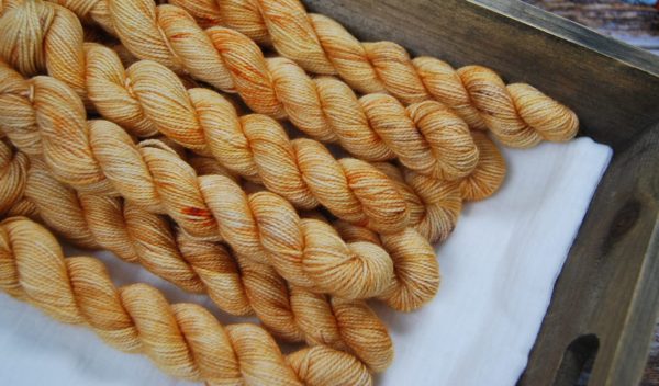 une-louve-dans-les-bois-1-laine-artisanal-teinte-main-mini-twist-sock-merino-sahara