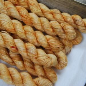 une-louve-dans-les-bois-1-laine-artisanal-teinte-main-mini-twist-sock-merino-sahara SAHARA – AFRIQUE