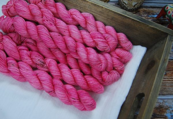 une-louve-dans-les-bois-1-laine-artisanal-teinte-main-mini-twist-sock-merino-sakura