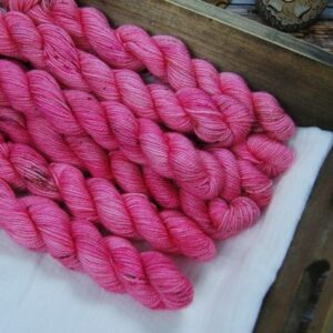 une-louve-dans-les-bois-1-laine-artisanal-teinte-main-mini-twist-sock-merino-sakura une-louve-dans-les-bois-1-laine-artisanal-teinte-main-mini-twist-sock-merino-sakura