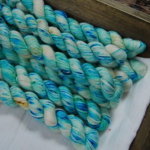 une-louve-dans-les-bois-1-laine-artisanal-teinte-main-mini-twist-sock-merino-santorin