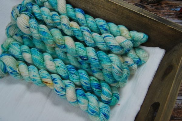 une-louve-dans-les-bois-1-laine-artisanal-teinte-main-mini-twist-sock-merino-santorin