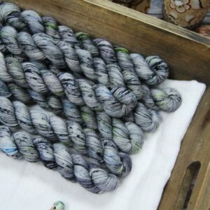 une-louve-dans-les-bois-1-laine-artisanal-teinte-main-mini-twist-sock-merino-tenerife une-louve-dans-les-bois-1-laine-artisanal-teinte-main-mini-twist-sock-merino-tenerife