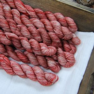 une-louve-dans-les-bois-1-laine-artisanal-teinte-main-mini-twist-sock-merino-valley-of-fire