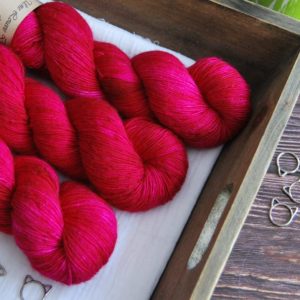 une-louve-dans-les-bois-1-laine-artisanal-teinte-main-single-merino-bollywood