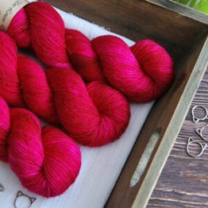 une-louve-dans-les-bois-1-laine-artisanal-teinte-main-single-merino-bollywood une-louve-dans-les-bois-1-laine-artisanal-teinte-main-single-merino-bollywood