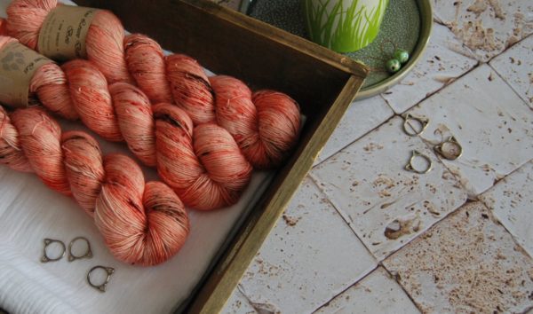 une-louve-dans-les-bois-1-laine-artisanal-teinte-main-single-merino-caliente