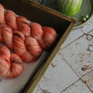une-louve-dans-les-bois-1-laine-artisanal-teinte-main-single-merino-caliente une-louve-dans-les-bois-1-laine-artisanal-teinte-main-single-merino-caliente