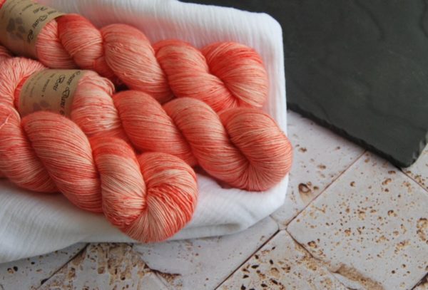 une-louve-dans-les-bois-1-laine-artisanal-teinte-main-single-merino-coral-bay