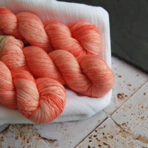 une-louve-dans-les-bois-1-laine-artisanal-teinte-main-single-merino-coral-bay une-louve-dans-les-bois-1-laine-artisanal-teinte-main-single-merino-coral-bay