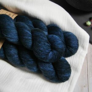 une-louve-dans-les-bois-1-laine-artisanal-teinte-main-single-merino-dans-les-profondeurs une-louve-dans-les-bois-1-laine-artisanal-teinte-main-single-merino-dans-les-profondeurs