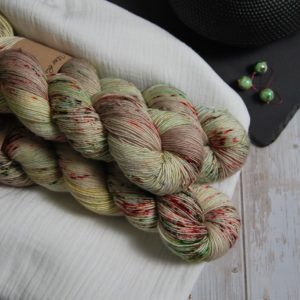 une-louve-dans-les-bois-1-laine-artisanal-teinte-main-single-merino-ecumes