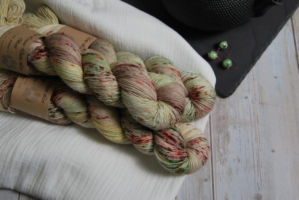 une-louve-dans-les-bois-1-laine-artisanal-teinte-main-single-merino-ecumes