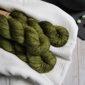 une-louve-dans-les-bois-1-laine-artisanal-teinte-main-single-merino-en-terres-d-irlande