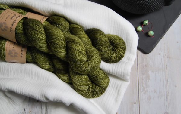 une-louve-dans-les-bois-1-laine-artisanal-teinte-main-single-merino-en-terres-d-irlande