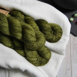une-louve-dans-les-bois-1-laine-artisanal-teinte-main-single-merino-en-terres-d-irlande une-louve-dans-les-bois-1-laine-artisanal-teinte-main-single-merino-en-terres-d-irlande