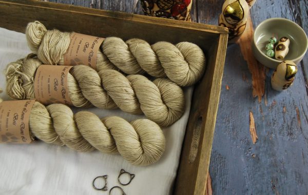 une-louve-dans-les-bois-1-laine-artisanal-teinte-main-single-merino-latte