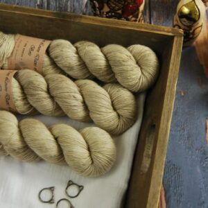 une-louve-dans-les-bois-1-laine-artisanal-teinte-main-single-merino-latte une-louve-dans-les-bois-1-laine-artisanal-teinte-main-single-merino-latte