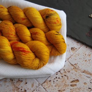 une-louve-dans-les-bois-1-laine-artisanal-teinte-main-single-merino-les-tournesols