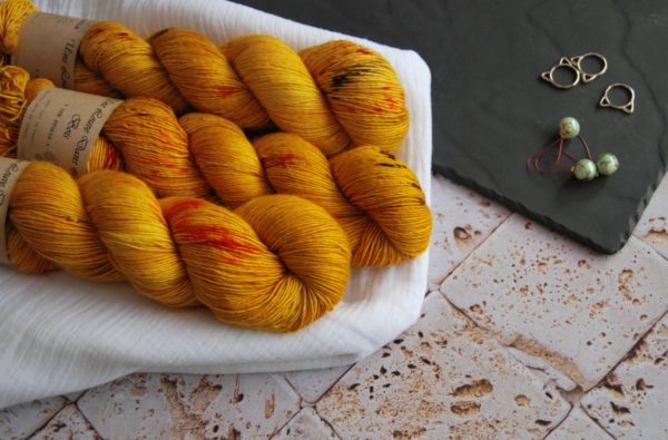 une-louve-dans-les-bois-1-laine-artisanal-teinte-main-single-merino-les-tournesols