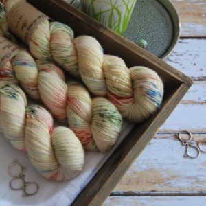 une-louve-dans-les-bois-1-laine-artisanal-teinte-main-single-merino-passiflore