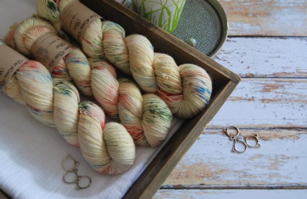 une-louve-dans-les-bois-1-laine-artisanal-teinte-main-single-merino-passiflore