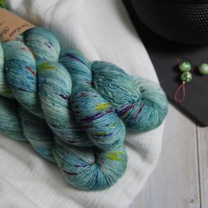 une-louve-dans-les-bois-1-laine-artisanal-teinte-main-single-merino-sirenes